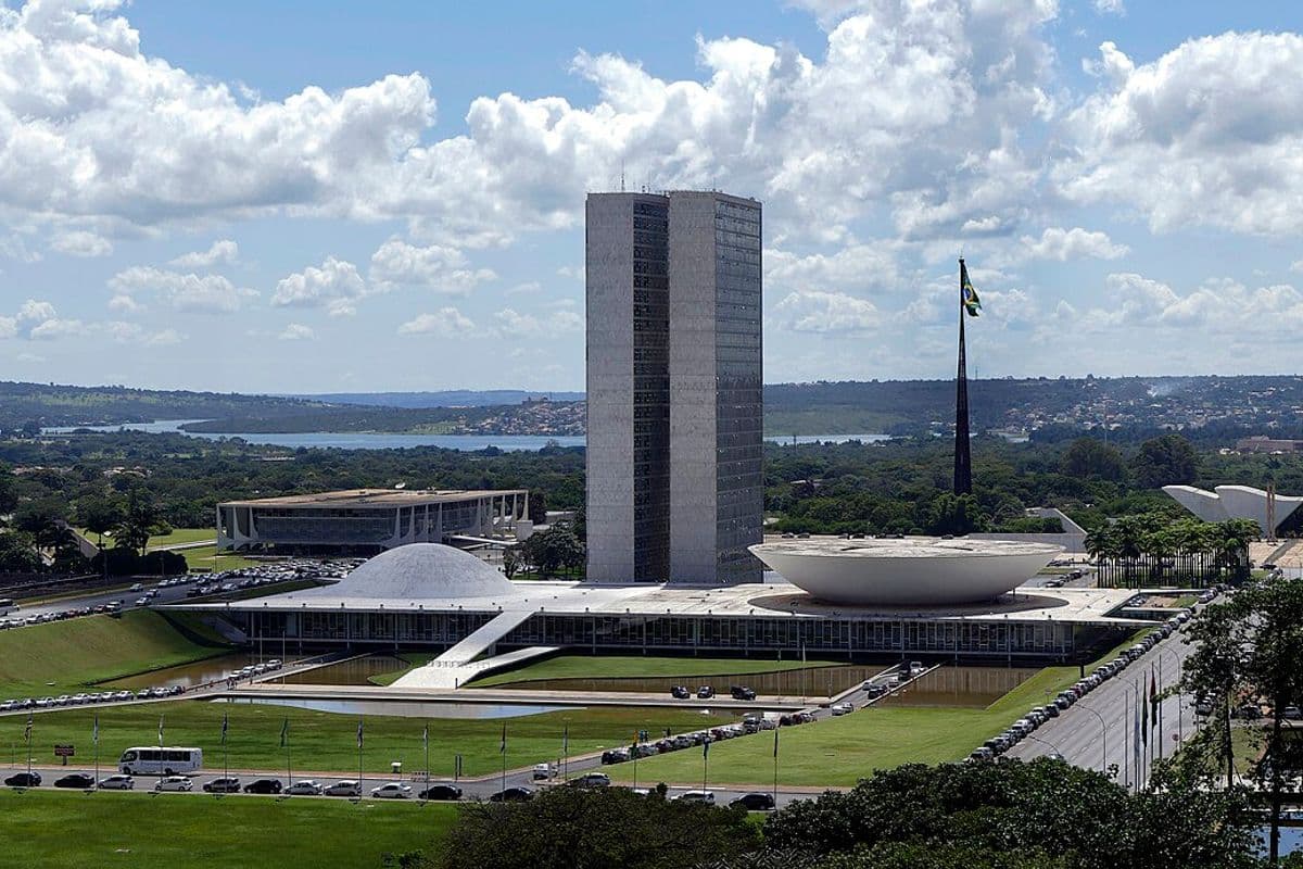 Palácio do Congresso Nacional, em Brasília, com as duas torres e as cúpulas da Câmara e do Senado