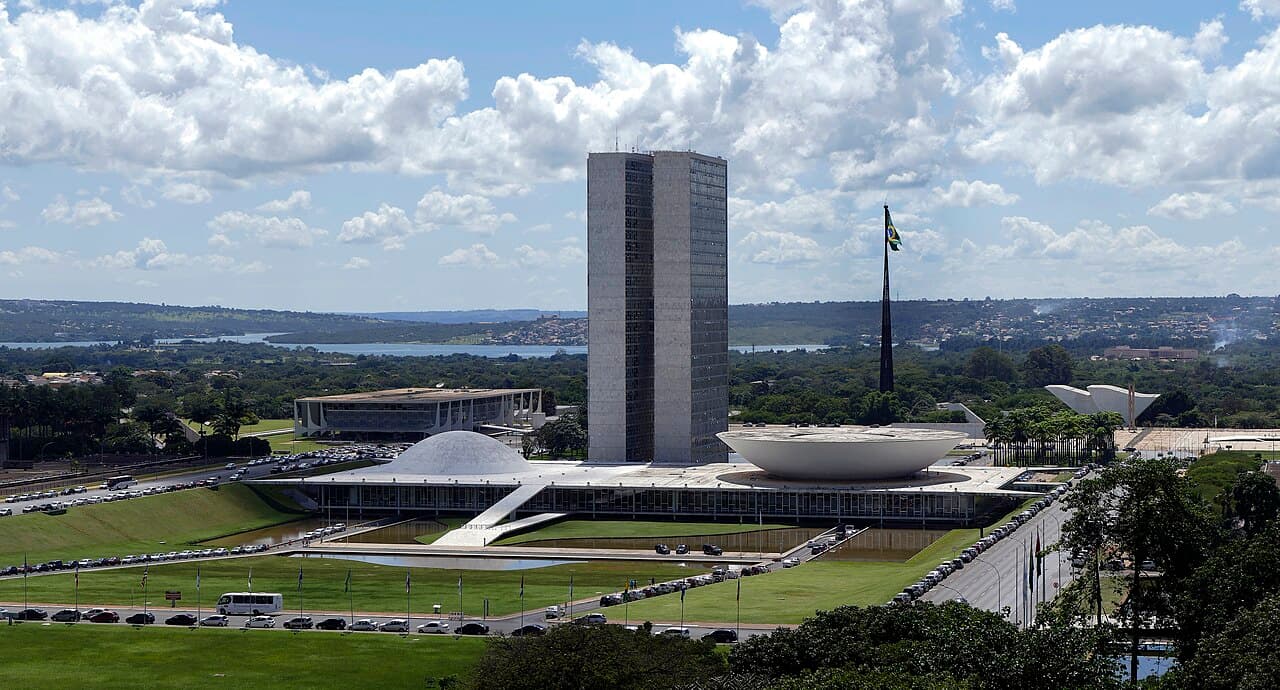 Palácio do Congresso Nacional, em Brasília, com as duas torres e as cúpulas da Câmara e do Senado