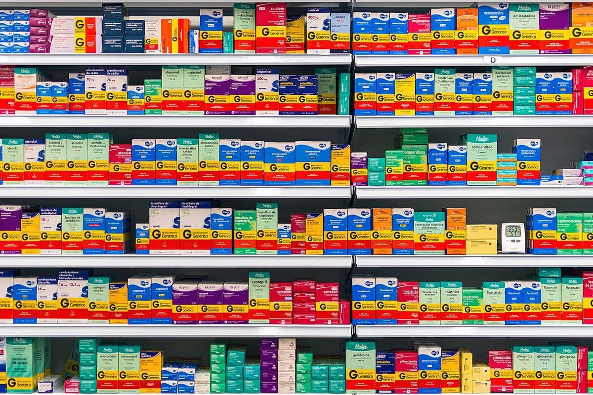 Prateleiras cheias de caixas de medicamentos genéricos em uma farmácia